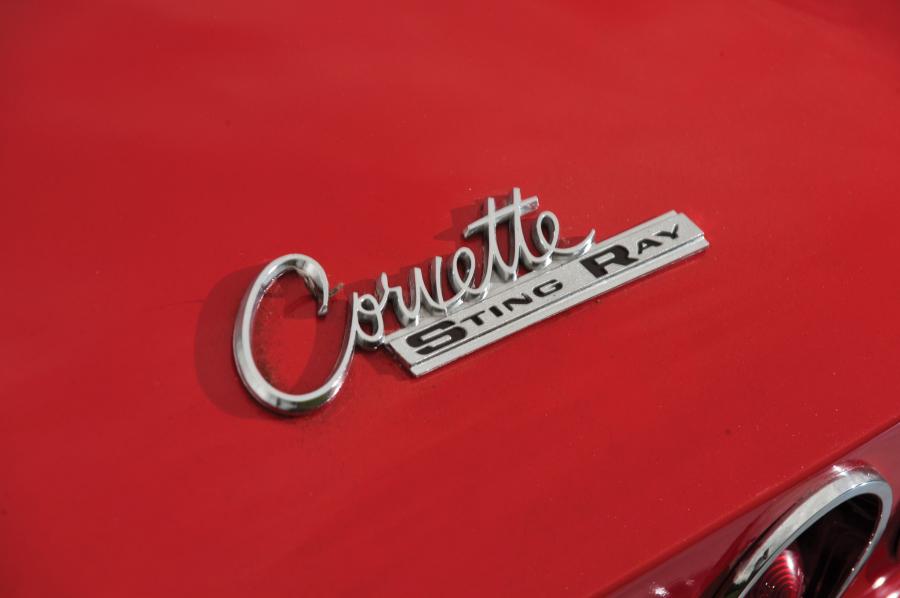  Chevrolet Corvette Stingray Convertible 1965 года  (фото 12 из 28)